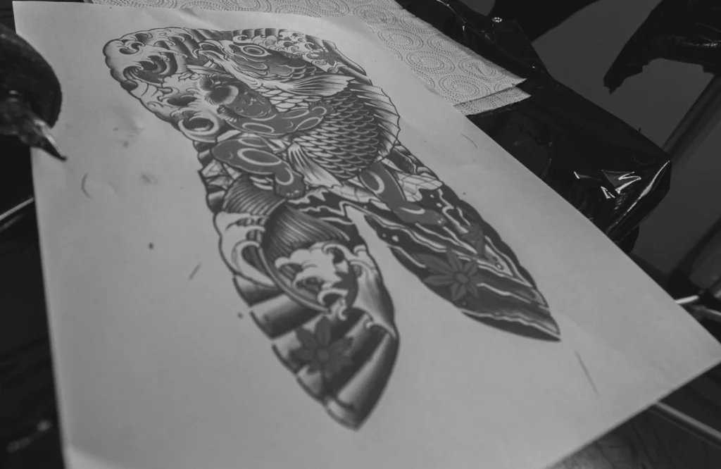 Szkic tatuażu tworzony tuszem – detal symbolu