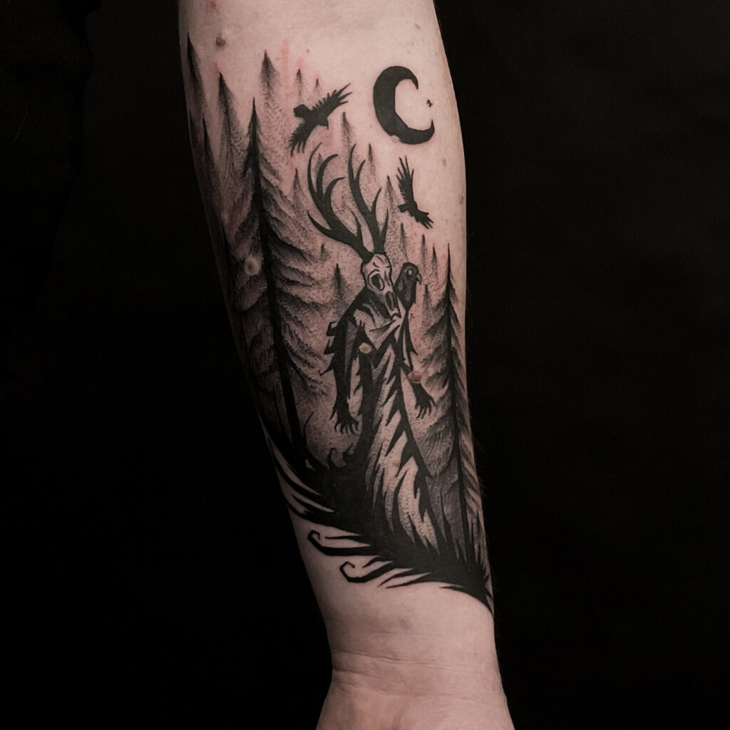 tatuaz-warszawa-postac-w-lesie na ramieniu