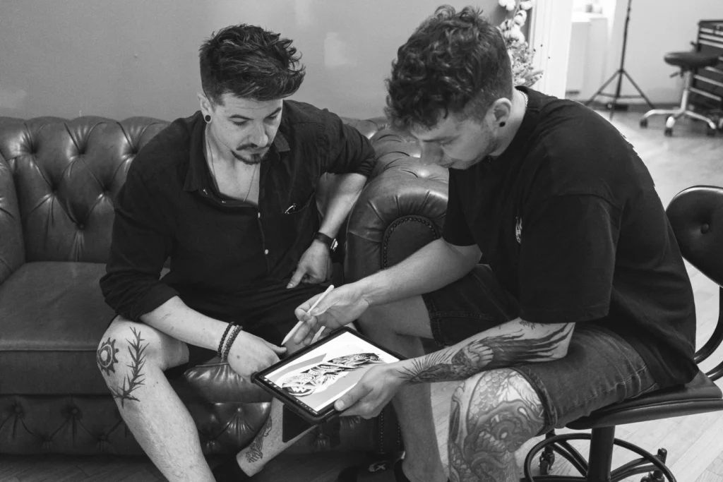 rozmowa z klientem o projekcie tatuażu - studio tatuażu warszawa mateusz zieliński