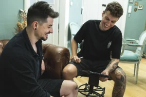 Tatuażysta projektuje wzór tatuażu na tablecie graficznym