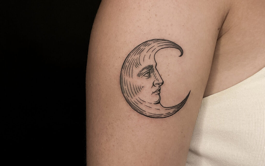 Tatuaż linearny. Tatuaż rycinowy warszawa. Mateusz Zieliński rycina. Tatuaż minimalistyczny