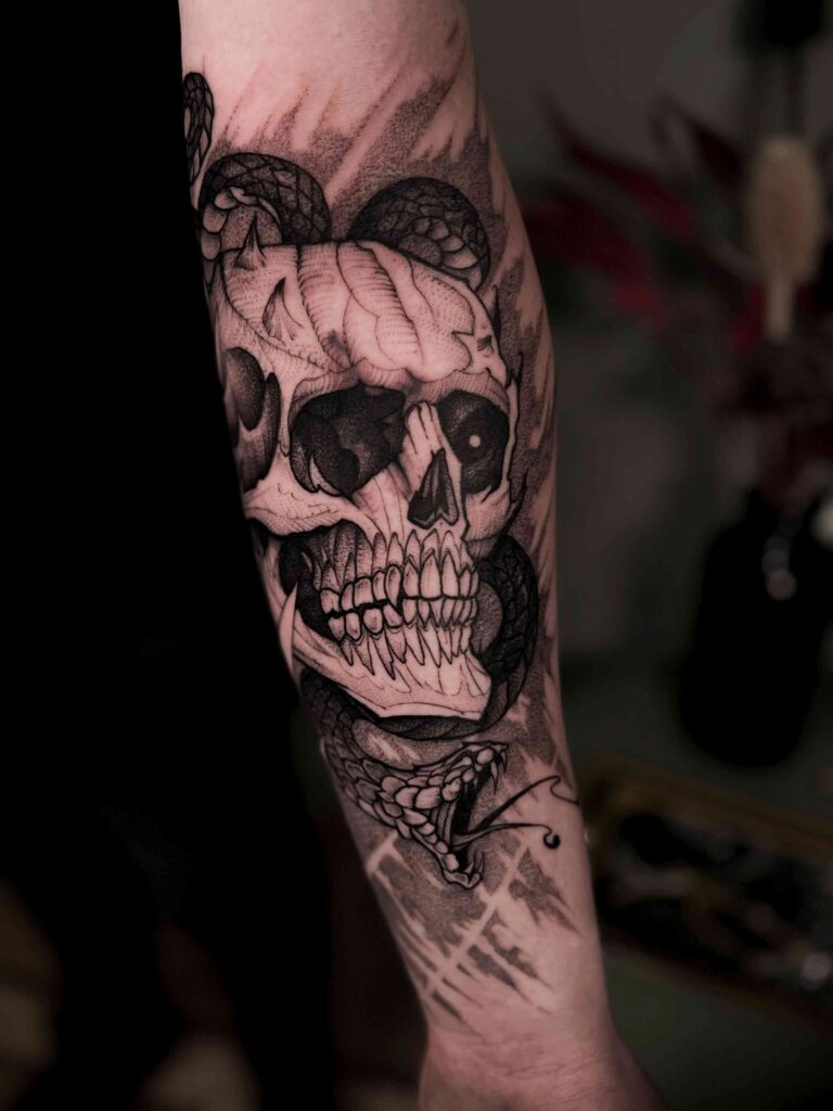 tatuaż na ramieniu dla mężczyzn – portret wojownika