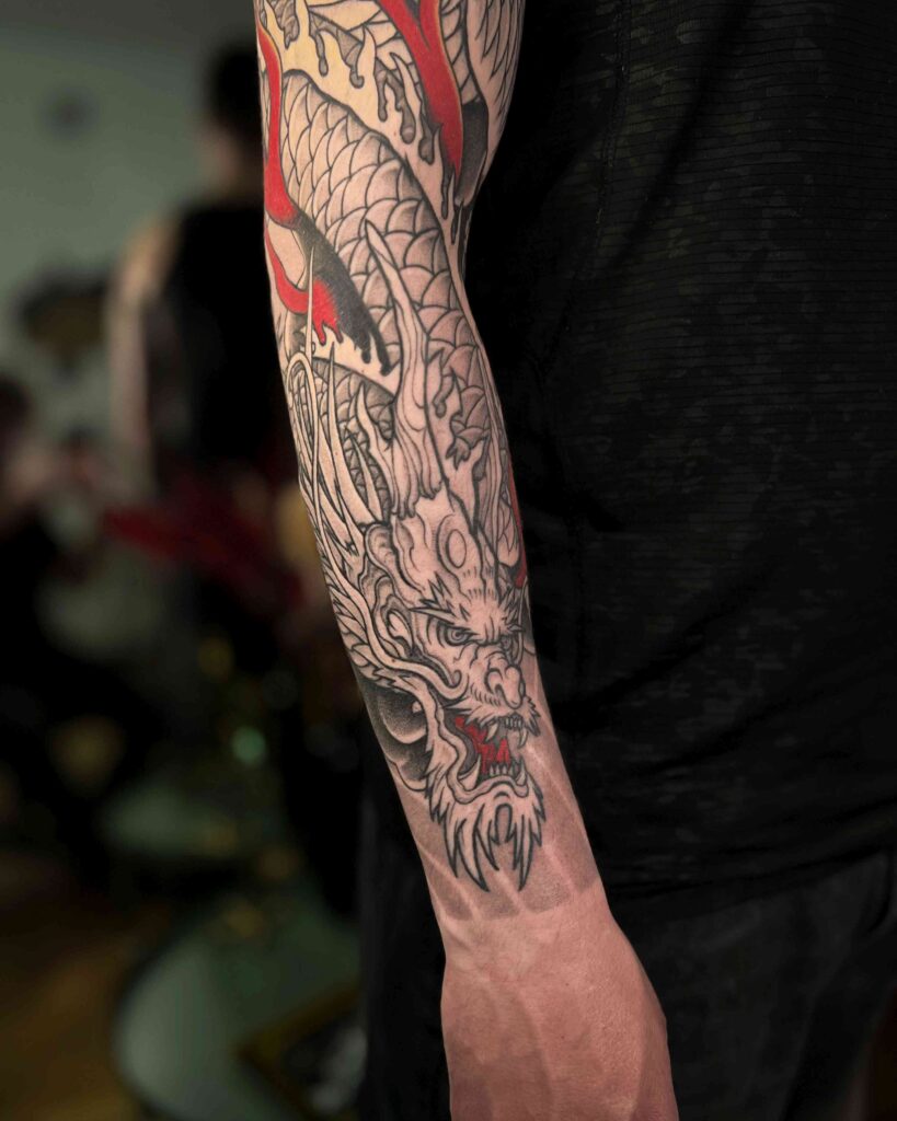 tatuaż na ramieniu i przedramieniu kompozycja