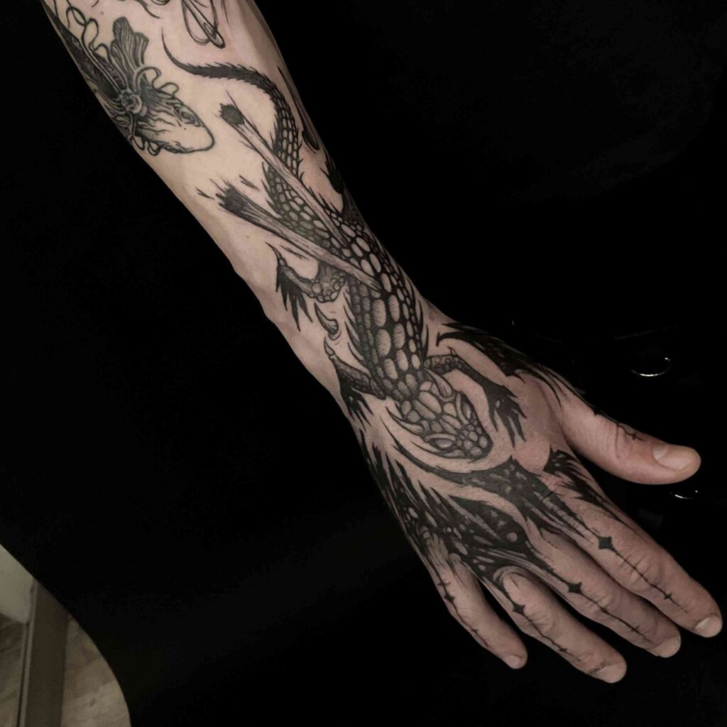 tatuaż na ramieniu męski czarno-biały