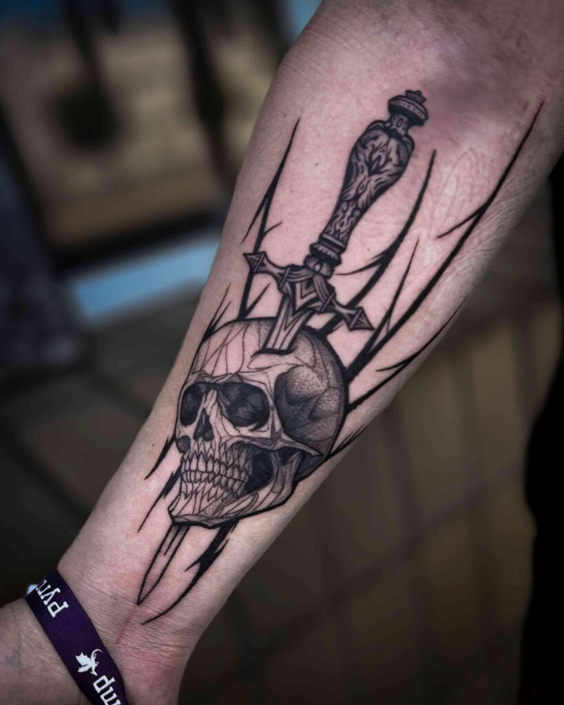 tatuaż na ramieniu warszawa i przedramieniu kompozycja - czaszka