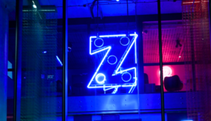 Niebieski neon z logo Zagrywki w Warszawie gdzie stoi automat tatuażowy